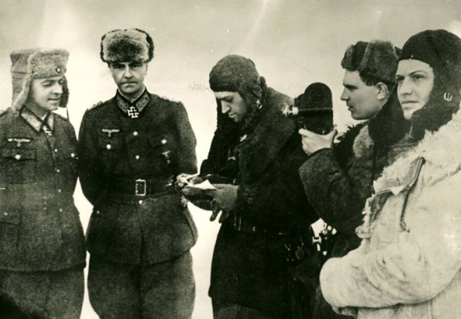 19 ноября - Памятная дата военной истории России -  Начало контрнаступления советских войск под Сталинградом (1942 год). День ракетных войск и артиллерии..