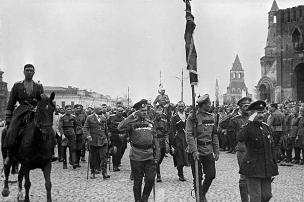 19 ноября - Памятная дата военной истории России -  Начало контрнаступления советских войск под Сталинградом (1942 год). День ракетных войск и артиллерии..